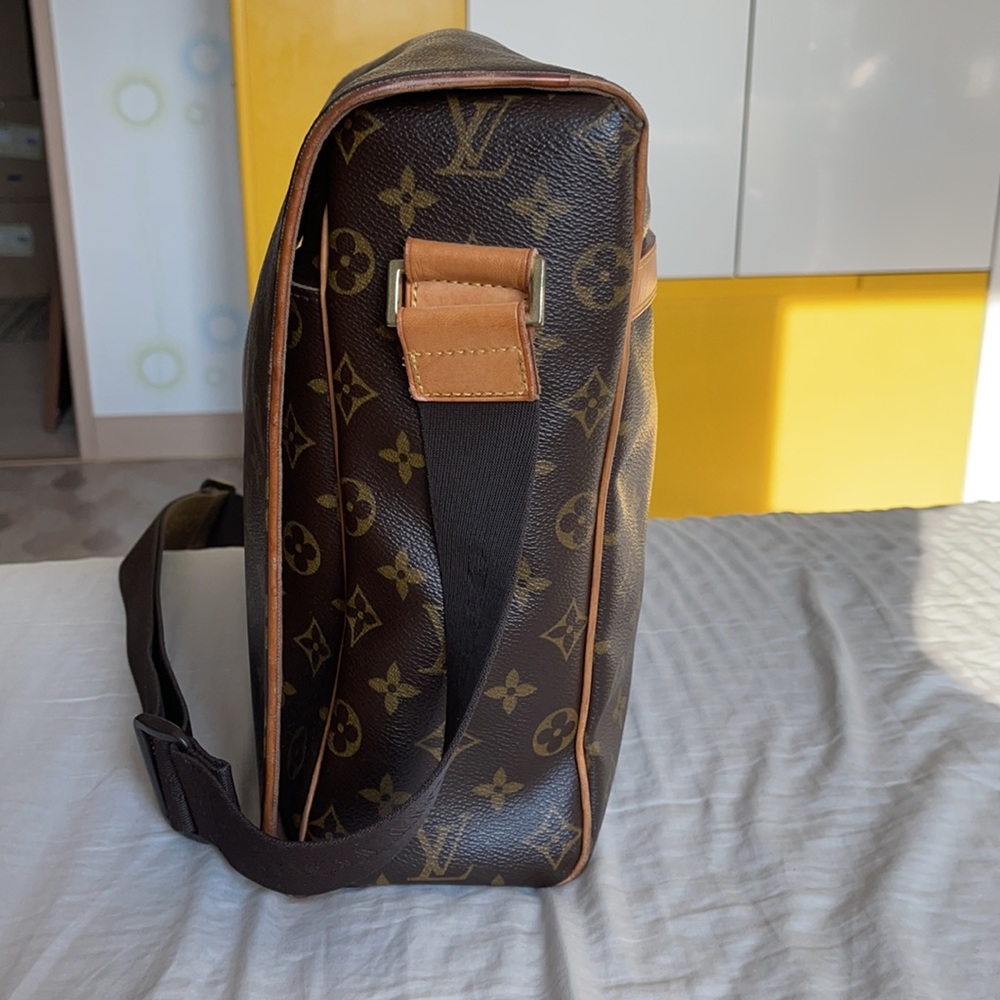 2004 Louis Vuitton Monogram Canvas Abbesses Messenger Bag in Great Condition. - Picture 3 of 13